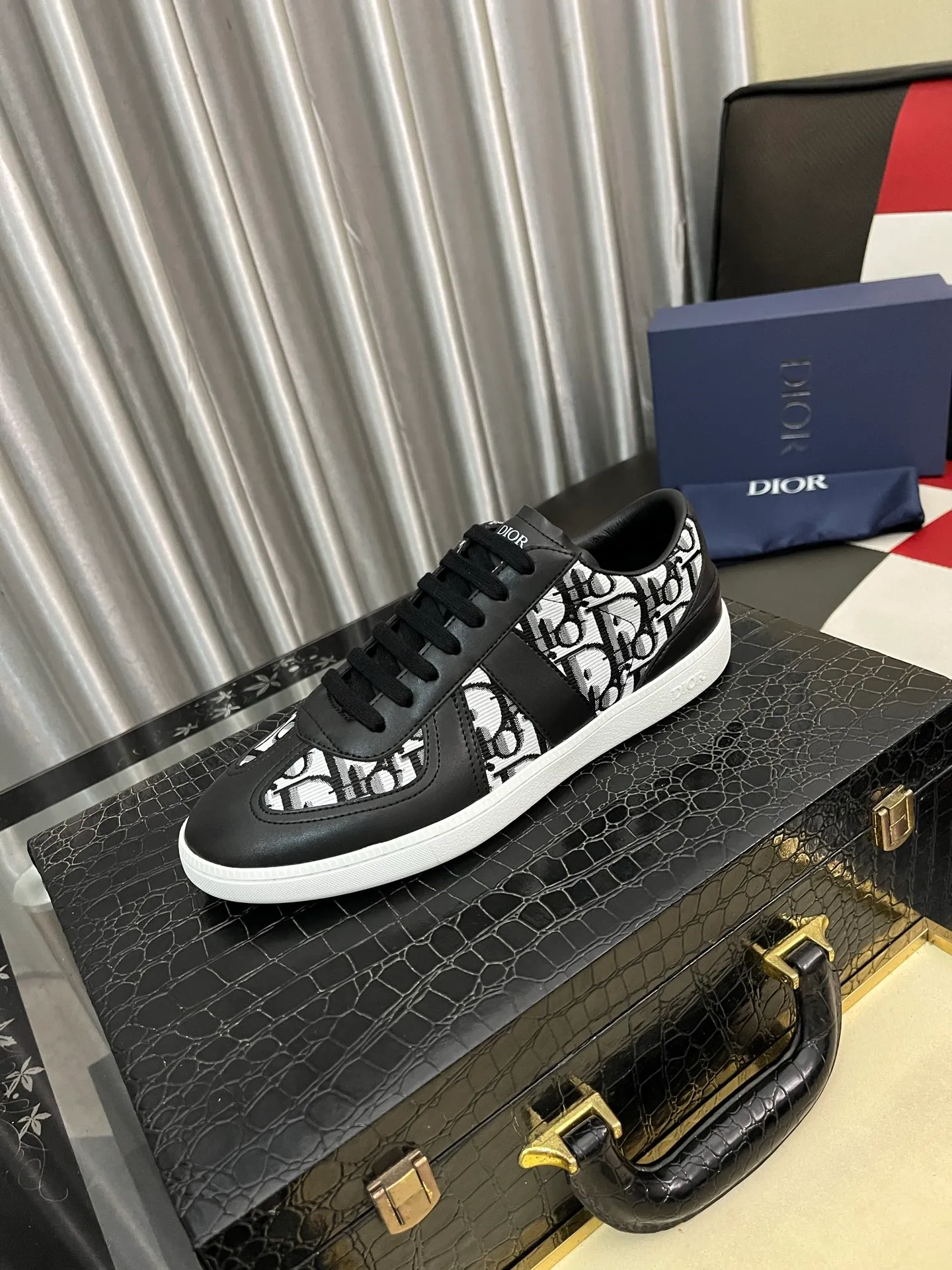 Men's shoes 💰380⌚️⌚️ 【Dior*DIAO】original quality.~ Unique modern style sneakers. 🏃A must-have casual shoe for trendy men😍😍 Original brand imported from Italy, imported original leather, sheep lining (refuses to discolor and grind feet) Sole: Original sole provided by the original factory, French lazy style design ⚠️Fit to the feet, original quality, super comfortable original sole. Code number: 38-445️⃣Colors available